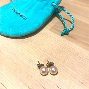 brand new w/ bag Tiffany Pearl earrings
